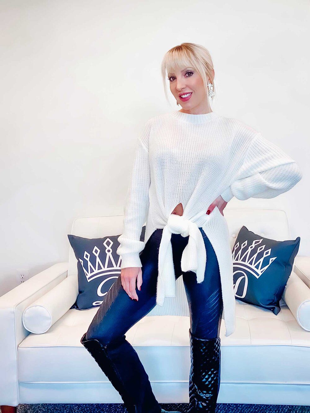 Fall Winter Fashion Trends Femme Luxe Finery neutral white  sweatshirt Model Eve Dawes