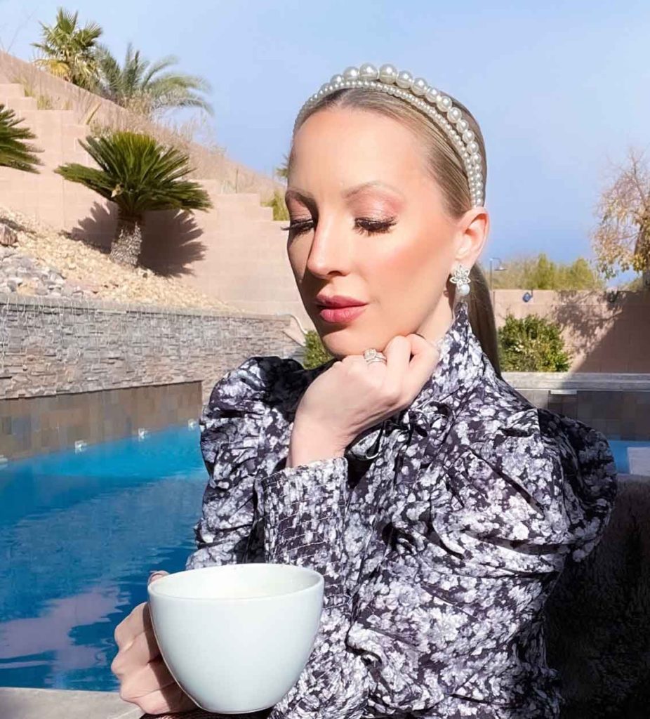 Beauty blogger Charlotte Tilbury superstar highlighter poolside coffee