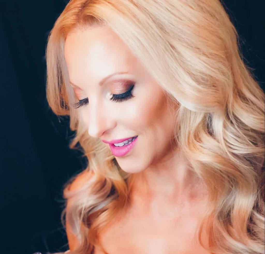 charlotte tilbury highlighter blonde beauty model glamorous makeup
