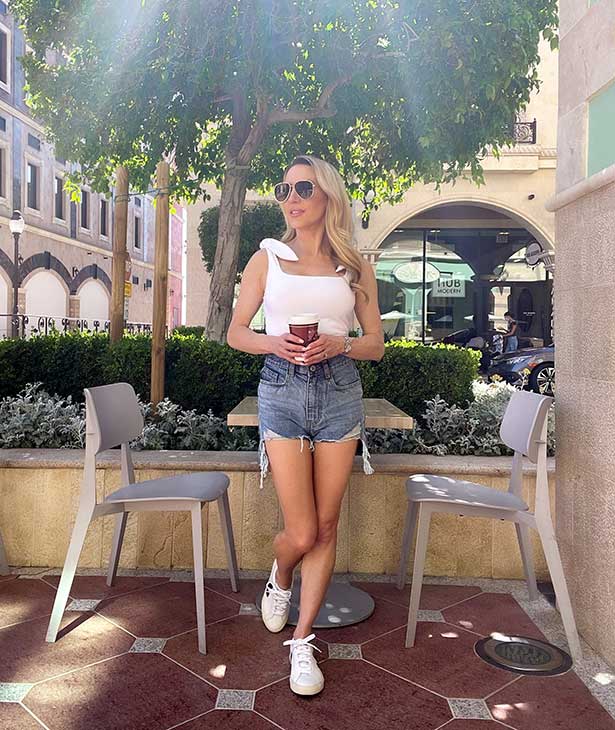 best white sneakers fashion blogger Vegas cafe