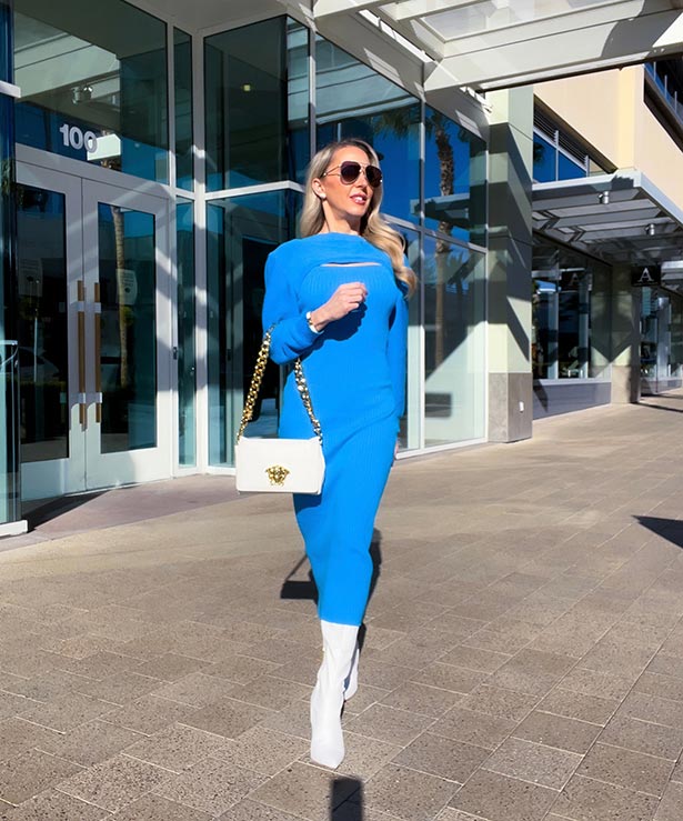 2023 bag trends chunky gold chain straps fashion inspiration Instagrammer Eve Dawes blue dress white boots