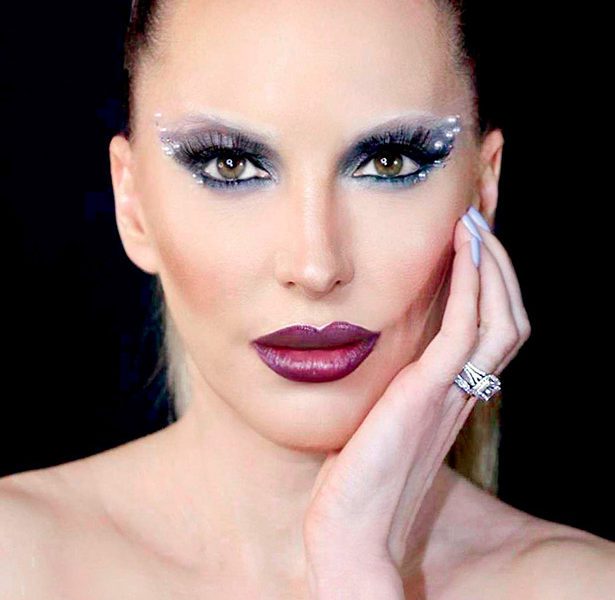 bleached eyebrow trend 2022 beauty blogger Eve Dawes