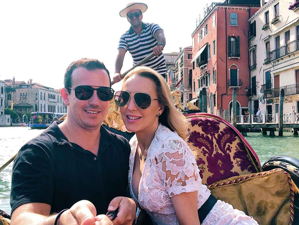 best things do venice gondola ride romantic couple