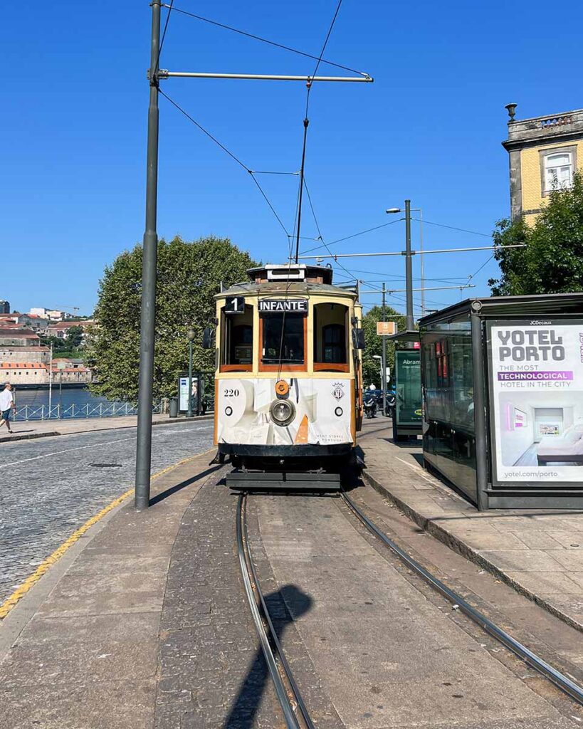 how get around Porto metro tram