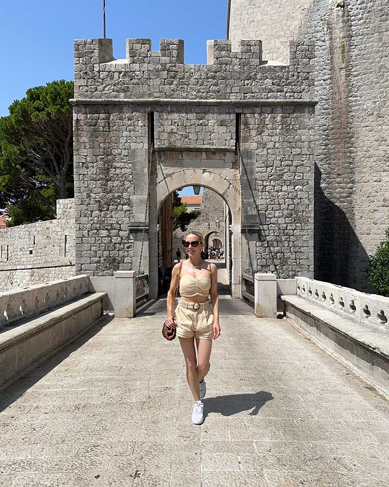 what wear croatia summer woman beige shorts outfit