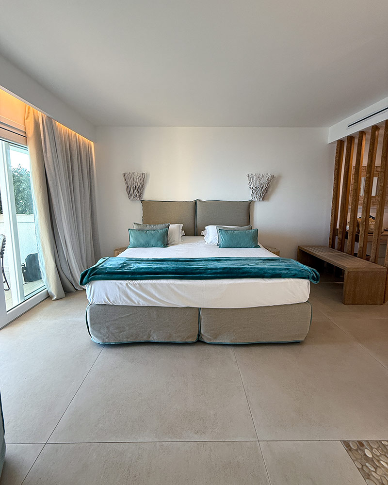 Gabbiano Azzurro hotel & suites king bed