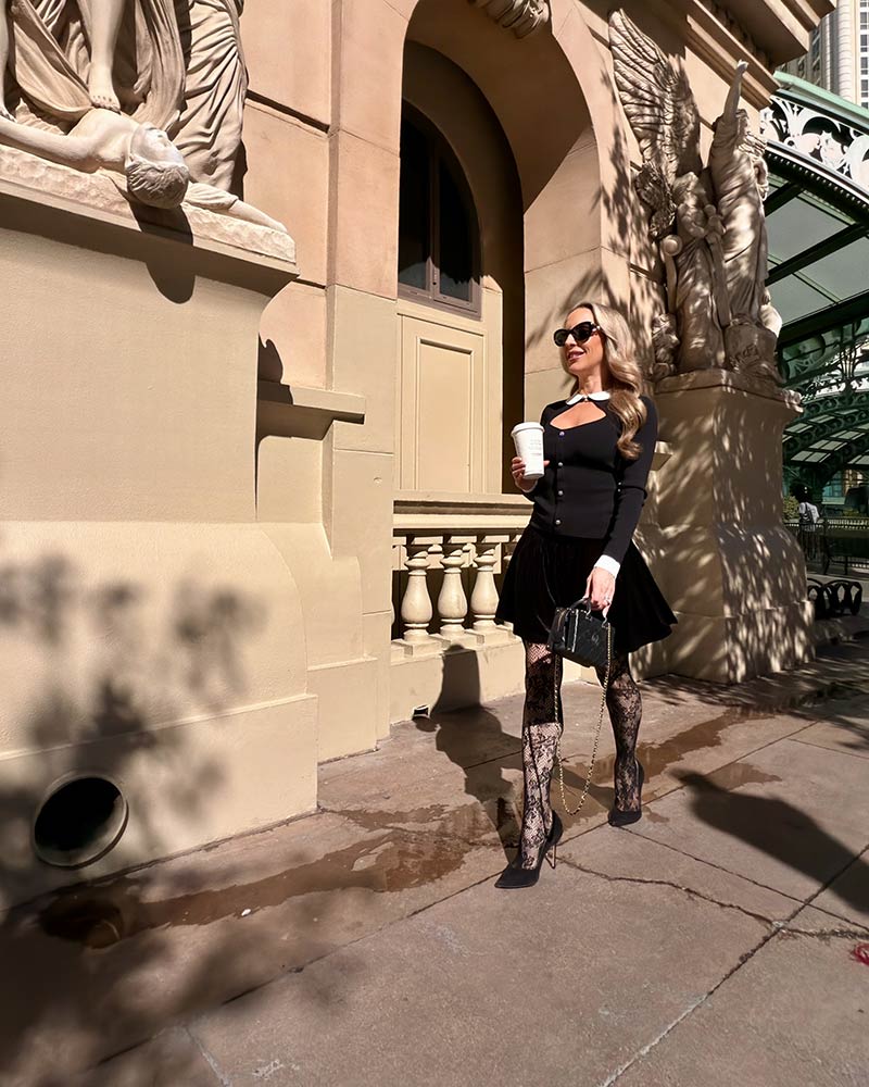 Nana Jacqueline, elle est en tenue parisienne noire
