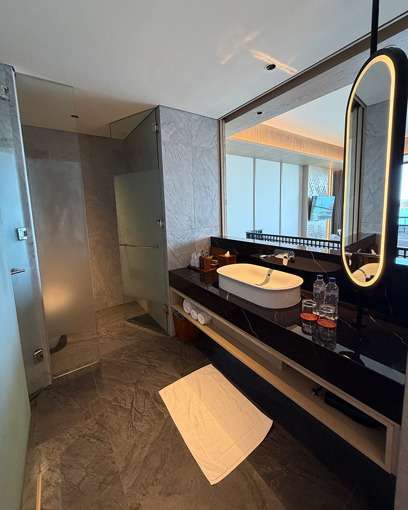 Katamaran Hotel Resort Komodo review bathroom