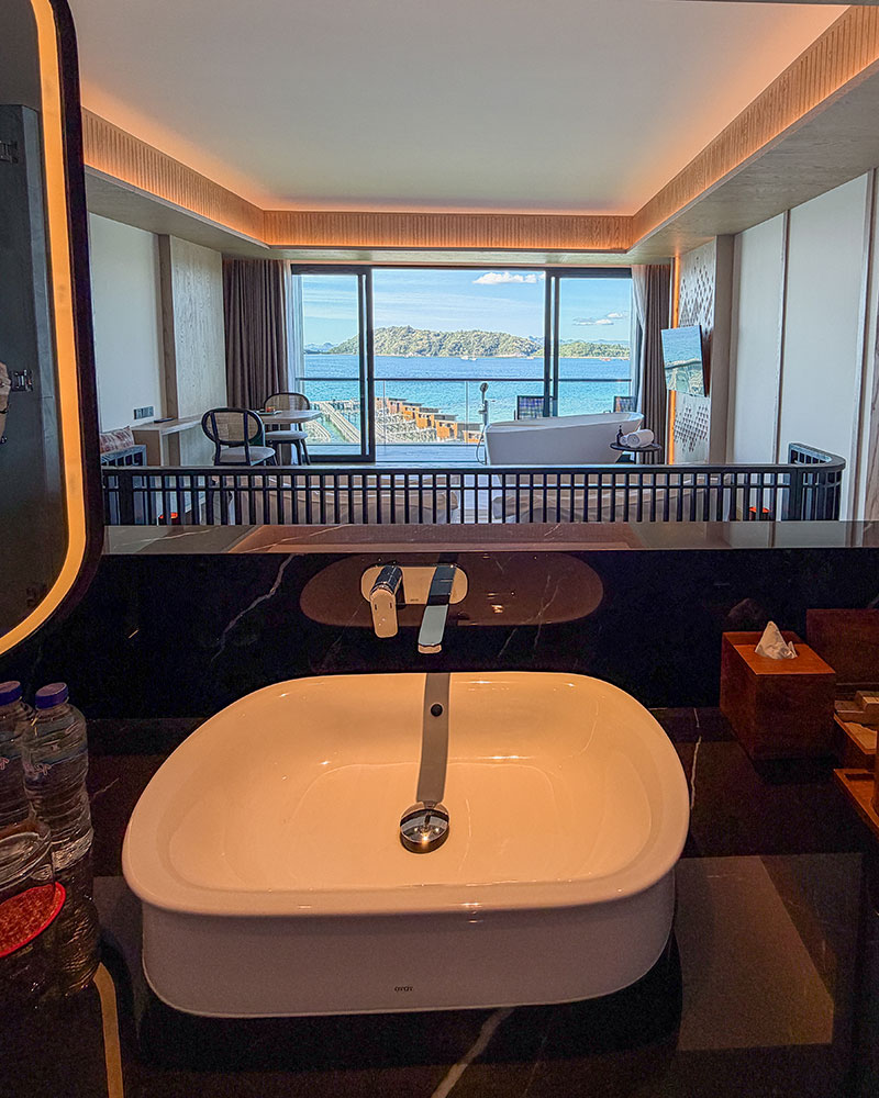 Katamaran Hotel & Resort Komodo review bathroom view