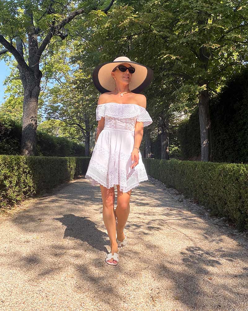 luxury hotel Aix en Provence chateau de la gaude woman gardens